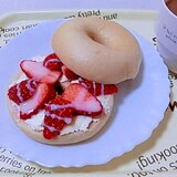 休日の朝に♪いちごとクリームチーズのベーグルサンド